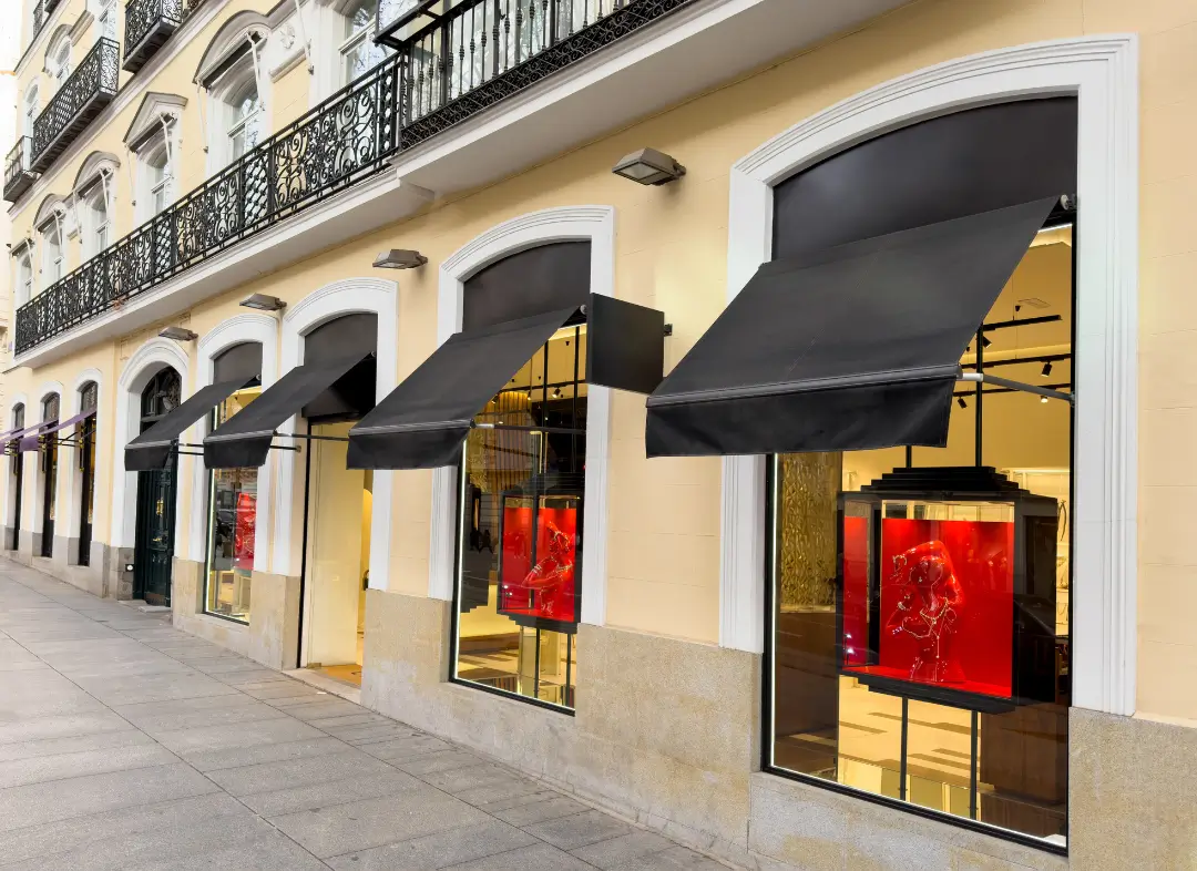 Façade vitrine de magasin en aluminium sur mesure à La Chaize-le-Vicomte
